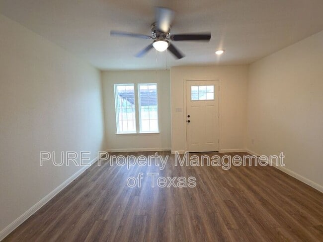 Building Photo - 2002 W 2nd St