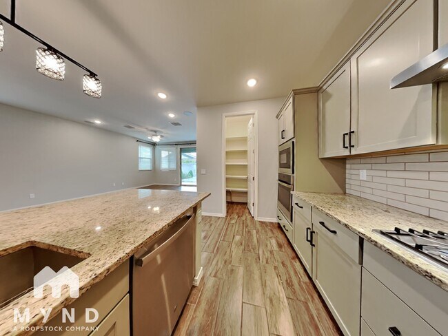 Building Photo - 15093 W Latham St