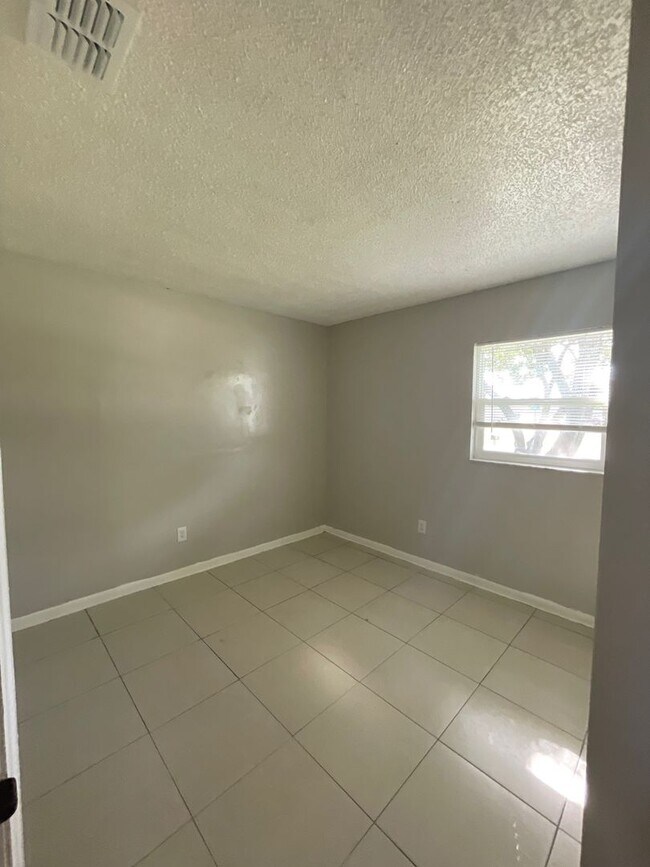Foto del edificio - 2319 Otis Ave