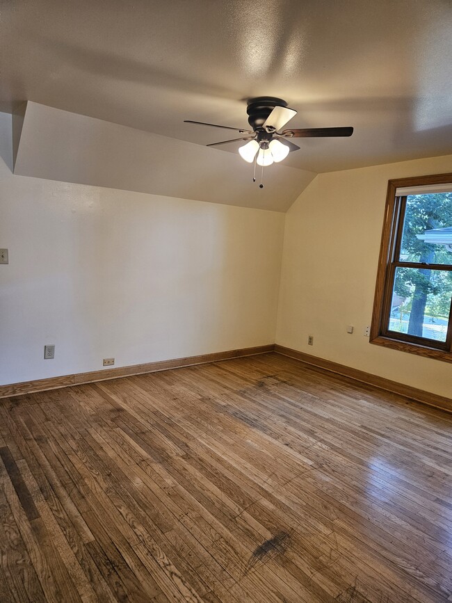 Living room - 421 N Greenfield Ave