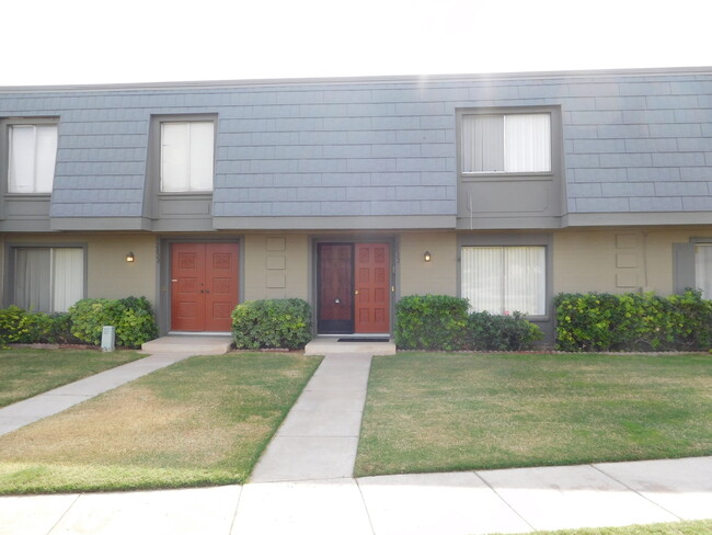 Building Photo - Available Now!! 3BEDS/2BATH LARGE TOWN-HOM...