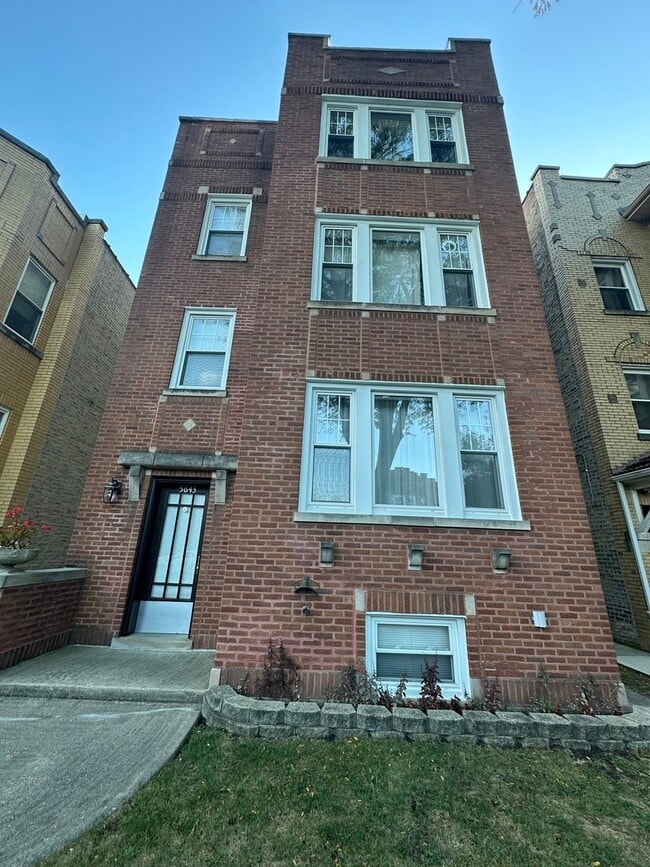 Building Photo - 5643 N Artesian Ave