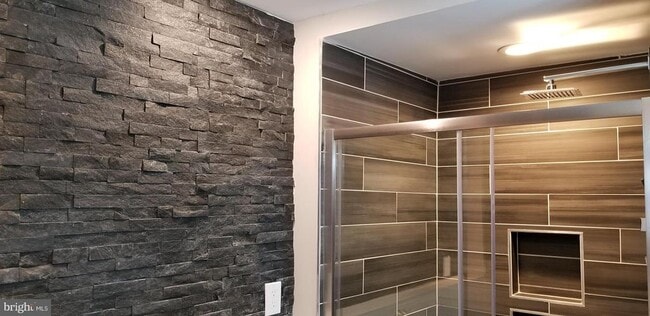 Building Photo - 8233 Lyndhurst St