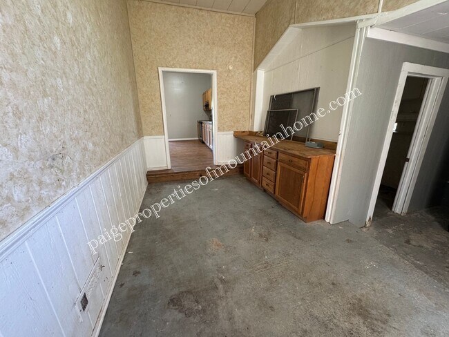 Building Photo - 4-bedroom, 3-bath Log Home in the Fairview area