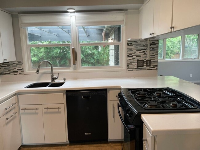 Foto del edificio - Spacious Mt Scott 3 bedroom house- Fenced backyard- Garage- W/D