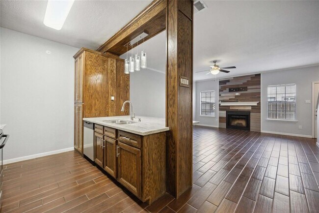 Building Photo - 9850 Pagewood Ln