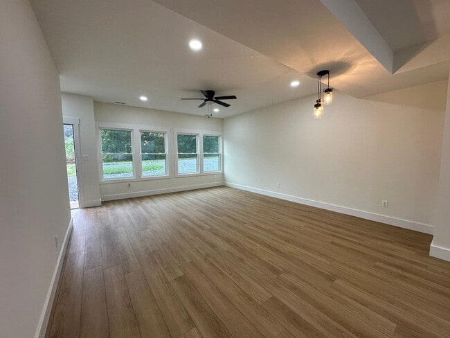 Building Photo - Gorgeous townhome on Candlers Mt! Close to LU.