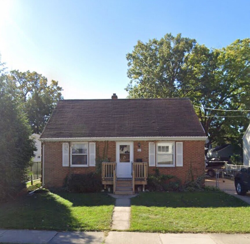 Foto principal - 3 bedrooms, 1 bathroom, 2 stall tandem garage