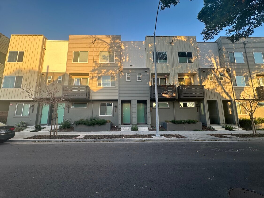 2370 Filbert St Unit 2370, Oakland, CA 94607 Condo for Rent in