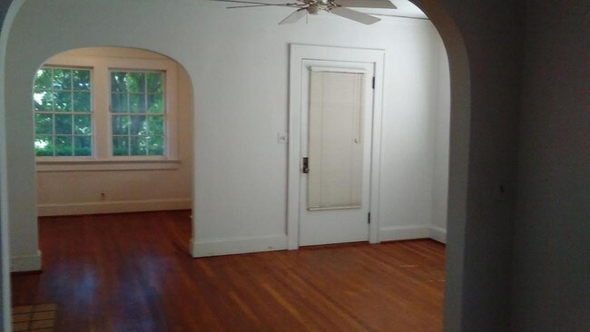 Building Photo - 937 Amsterdam Ave NE