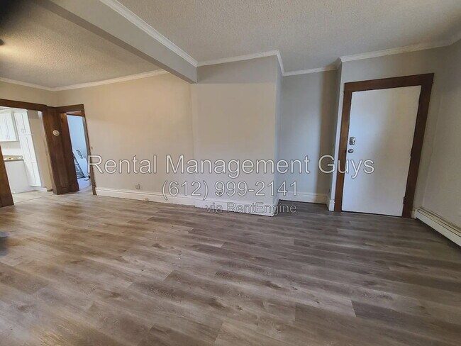 Building Photo - 736 Geranium Ave E