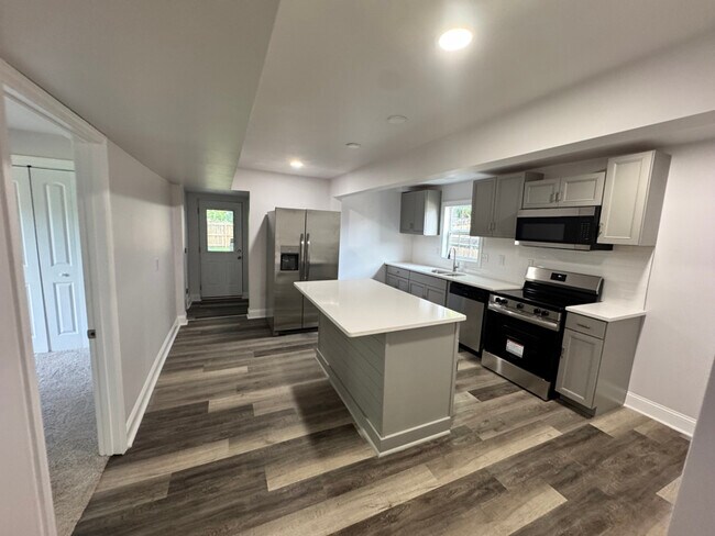 Building Photo - 1614 11th Ave N