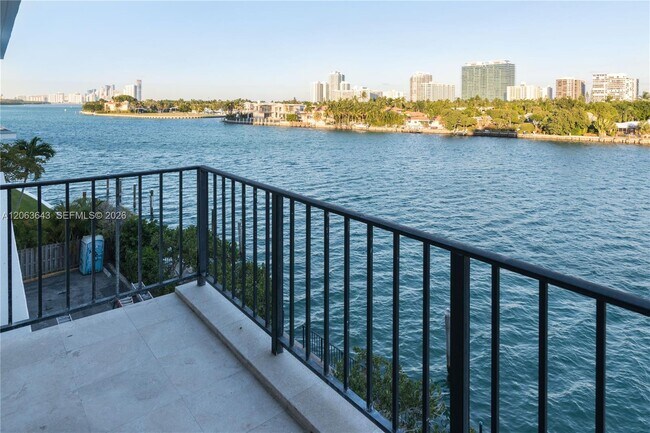 Foto del edificio - 10101 E Bay Harbor Dr