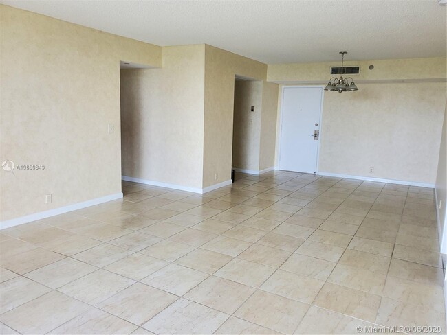 Building Photo - Royal Oaks Condo