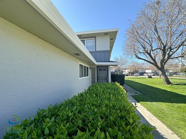 Foto del edificio - $2,495- 2 Bed/1 Bath Two Story Townhome Cl...