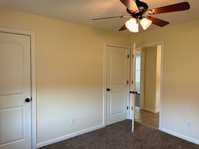 Building Photo - Charming 2 bdr/1ba (could be 3bdr) Close t...
