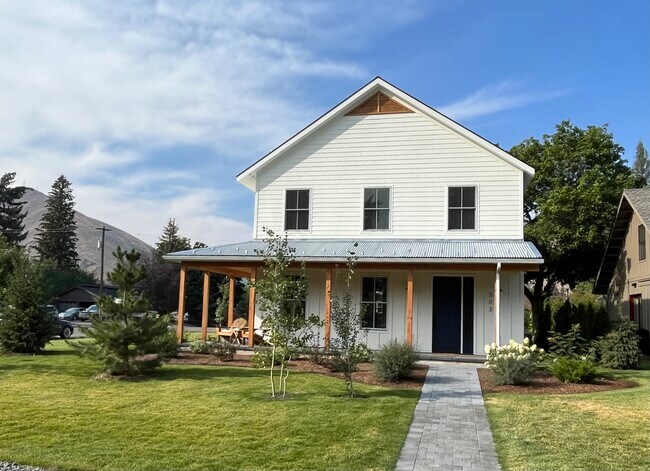 Building Photo - 303 4th Ave N