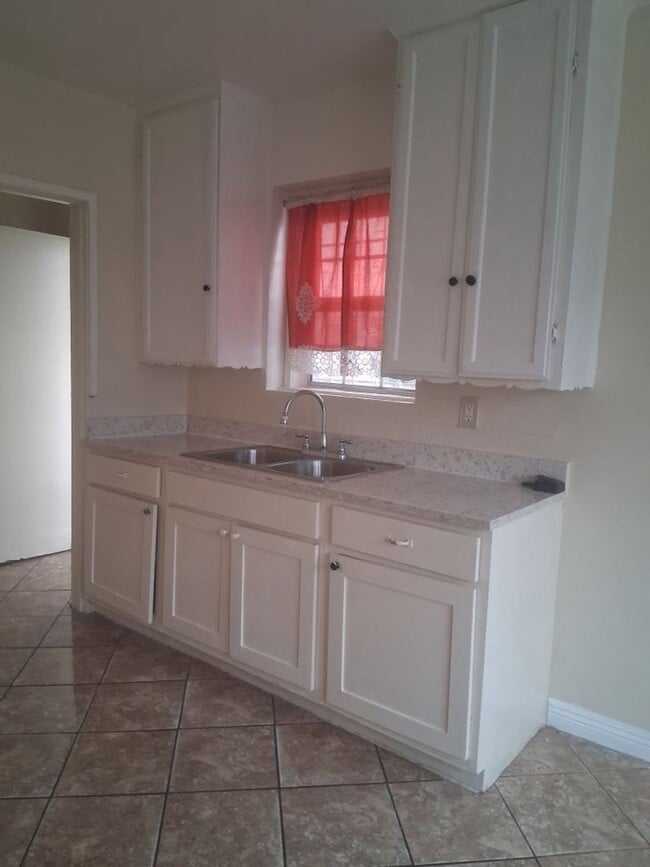 Building Photo - 95th Street, Los Angeles CA 90044