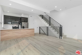 Building Photo - 522 Wilton Pl
