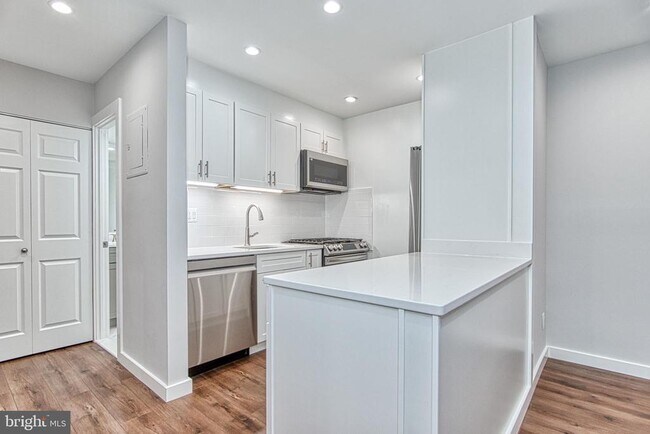 Building Photo - 5812 Cove Landing Rd