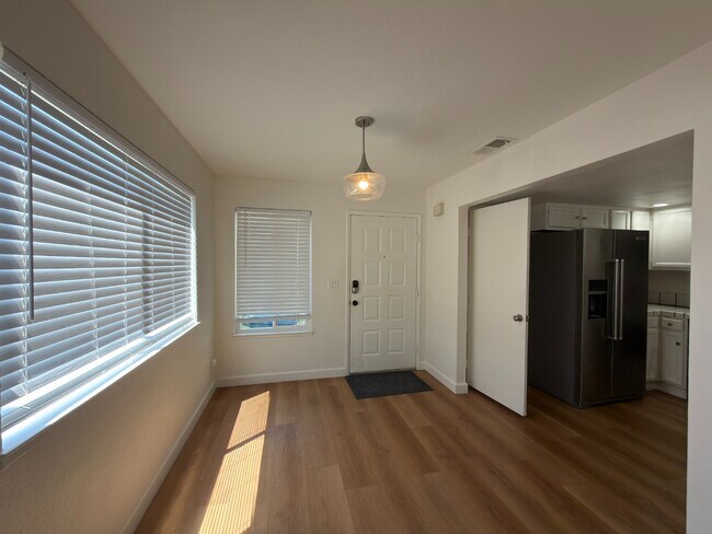 Building Photo - Prime Santa Clara Location | Bright 3BR/2.5BA End-Unit | 2 Primary Suites | Central Heat & AC