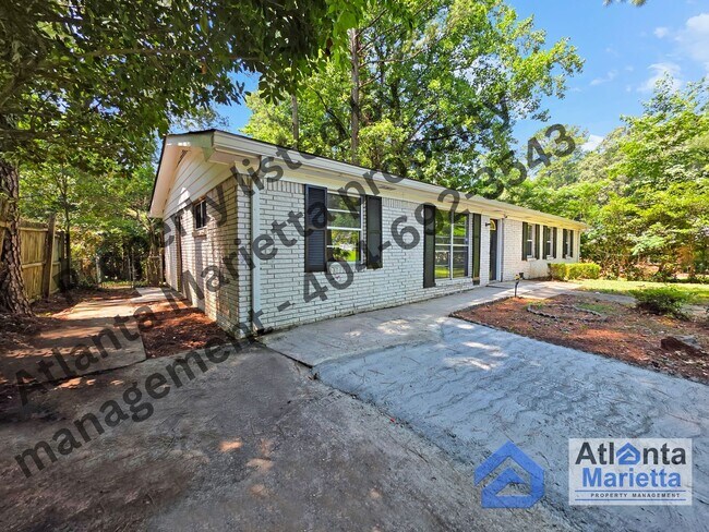 Building Photo - Charming Renovated Ranch on Private Wooded...