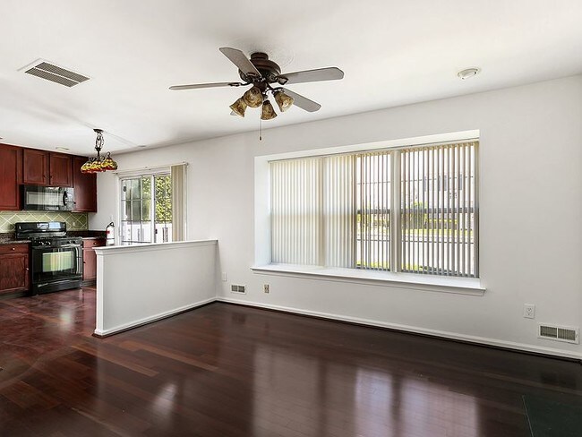 Building Photo - 2501 Saxony Dr