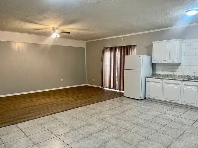 Building Photo - RE 710 12th Street