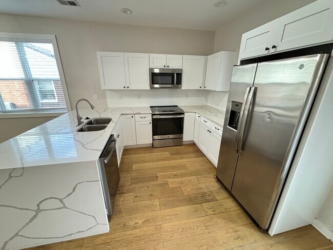 Foto del edificio - North Nashville home with 3 bedrooms, park...