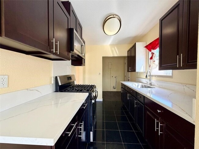 Foto del edificio - 607 W 101st St