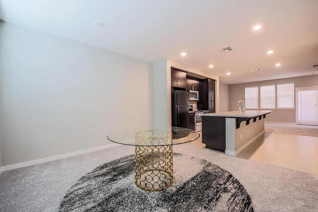 Building Photo - 1579 Pratt Pl