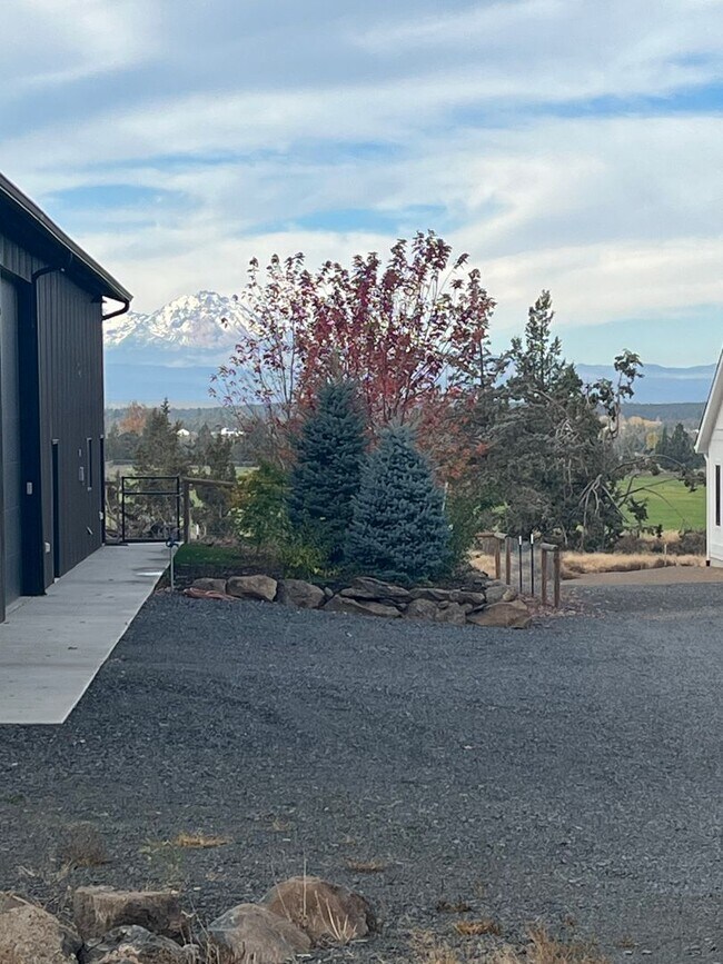 Building Photo - Tumalo Guest House on Acreage with Mountai...