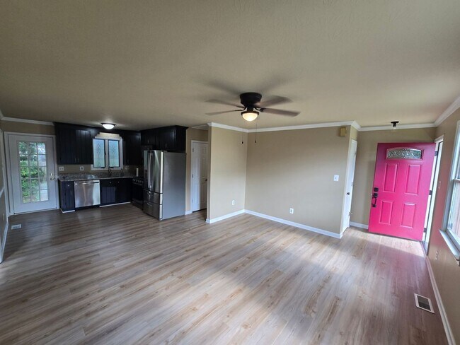 Foto del edificio - NEWLY REMODELED 3 bedroom house in Colonial Heights