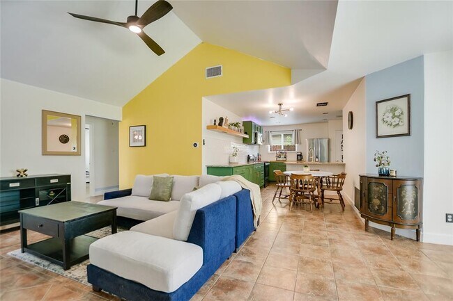 Foto del edificio - 4702 Crest Oak Rd