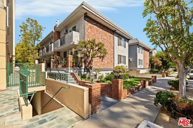 Foto del edificio - 2242 S Bentley Ave