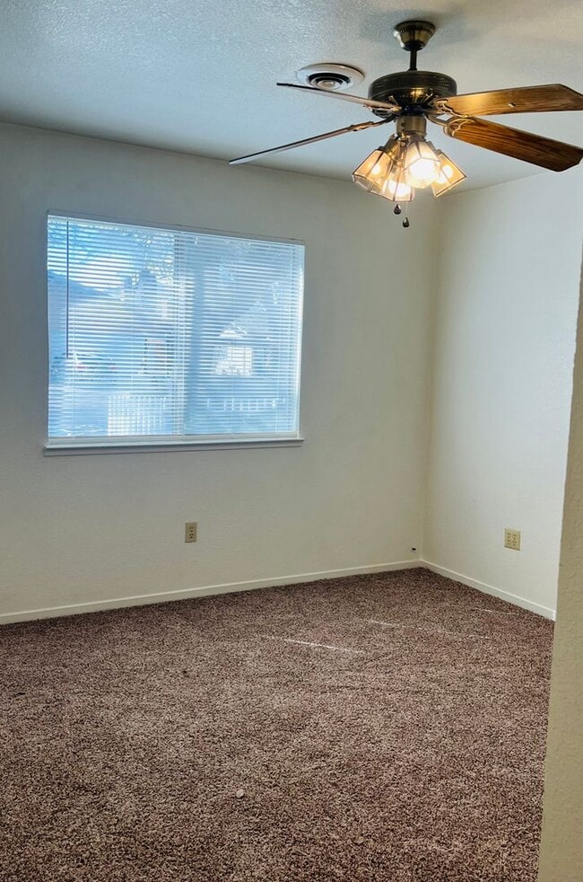 Foto del edificio - Spacious 2 Bedroom/2 bath duplex with a 2 car garage and laundry hook ups in a great North Modest...