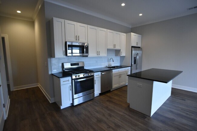 Foto del edificio - 927 W Irving Park Rd