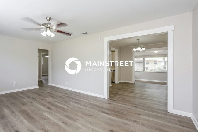 Building Photo - 3 Bedroom Pet-Friendly Home in Jacksonville, FL with Main Street Renewal