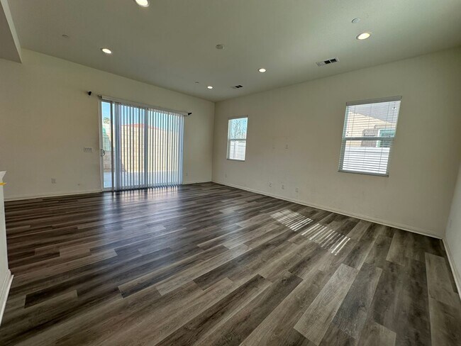 Building Photo - 3 BED 2.5 BATH in BLOOMINGTON
