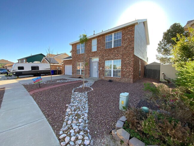 Foto del edificio - 4 Bedroom Home Available Near Unser Blvd N...