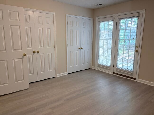 Building Photo - 33 Forest Green Dr