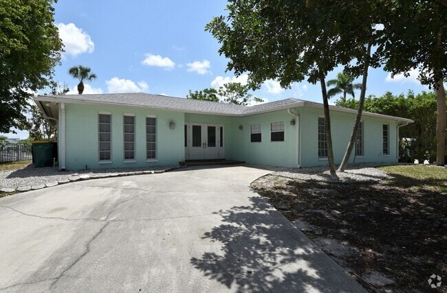 Building Photo - 3461 Lakeview Dr