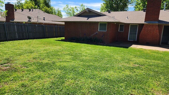 Foto del edificio - Beautiful 3 Bed 2 Bath Home In Desirable E...