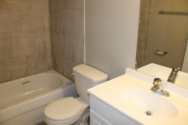 Photo du bâtiment - McCam Apartment 4