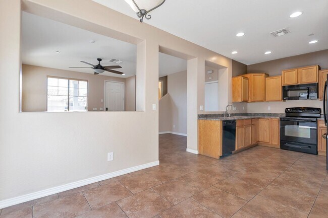 Building Photo - Welcome to this beautiful 3 bedroom, 2.5 bathroom home located in Avondale, AZ