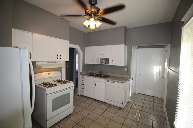 Building Photo - 3 Bedroom House Close to U OF L