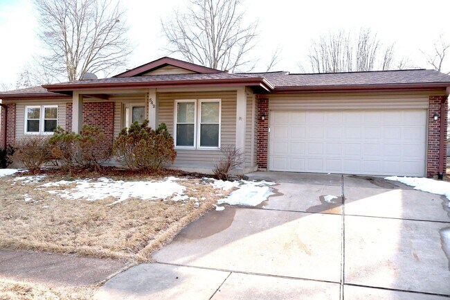 Foto del edificio - Charming 3-Bed, 2-Bath Home with 2 Car Garage & Covered Patio