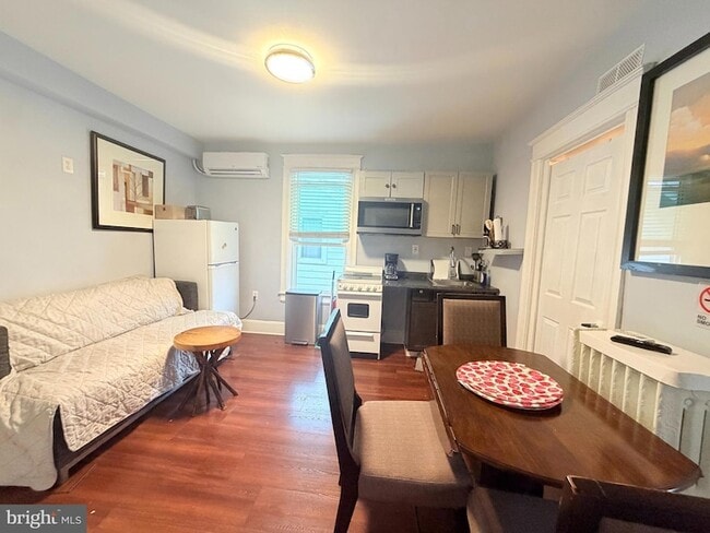 Photo - 3119 South Dakota Ave NE House