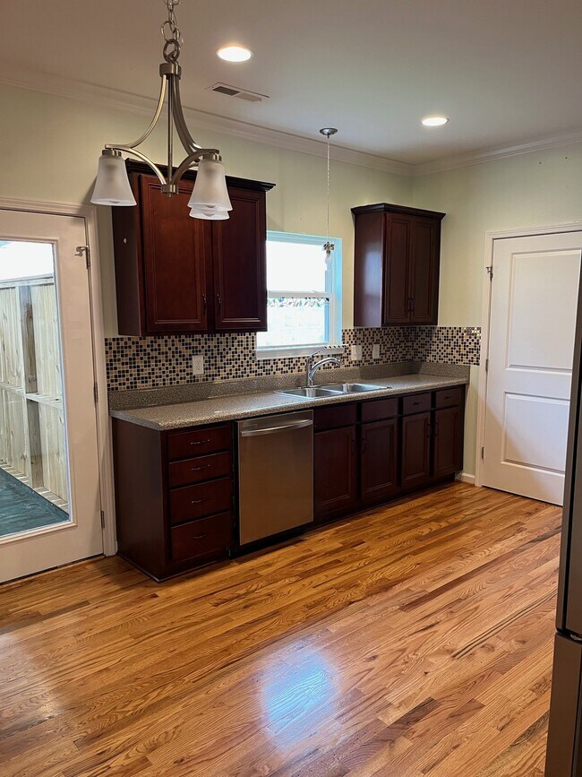 Foto del edificio - "Charming 2-Bed, 2-Bath Condo with Gleamin...
