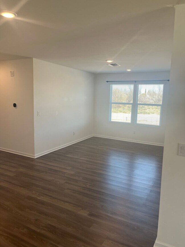 Foto del edificio - Beautiful 4 Bedroom 2 Bathroom split floor plan home in the newly built Turquoise Hills Neighborh...